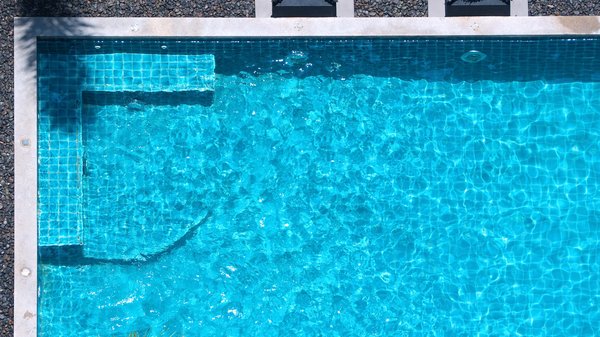 Traitement d'une piscine : laissez-vous convaincre par l'électrolyseur au sel